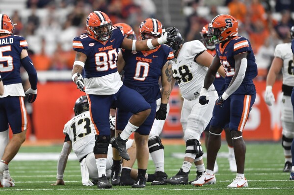 Syracuse scores 26 unanswered points after sluggish start to